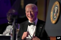 Biden na večeri za dopisnike iz Bijele kuće u Washingtonu, 27. aprila 2024.(Foto: AP/Manuel Balce Ceneta)