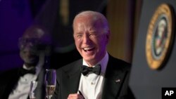 Predsednik Džo Bajden na večeri za dopisnike iz Bele kuće u Vašingtonu, 27. aprila 2024.(Foto: AP/Manuel Balce Ceneta)