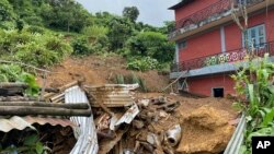 جمعرات کو پوکھرا کے ریزورٹ ٹاؤن کے قریب ایک جھونپڑی پر مٹی کا تودہ گرنے سےایک ہی خاندان کے سات افراد ہلاک ہو گئے۔۔ فوٹو اے پی