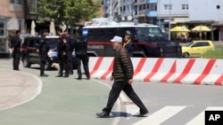 Italijanski karabinjeri, pripadnici snaga KFOR-a koje predvodi NATO, obezbeđuju glavni most koji deli južnu i severnu Mitrovicu, na Kosovu, u utorak, 28. maja 2019.