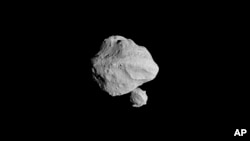 Wahana antariksa milik NASA terbang mendekati asteroid Dinkinesh, Rabu, 1 November 2023. Asteroid yang berjarak 300 juta mil dari Bumi punya sobat bulan yang jauh lebih kecil. (Foto: NASA via AP)