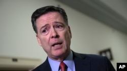 Markaziy razvedka byurosi sobiq direktori Jeyms Komi jurnalistlar bilan suhbatda. 17-dekabr, 2018-yil 