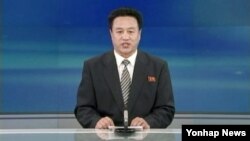 북한 조선중앙TV 아나운서가 13일 장성택 전 국방위원회 부위원장에게 사형을 선고한 재판 결과를 낭독하고 있다.