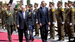 Presiden Barack Obama (kanan) didampingi Presiden Palestina Mahmoud Abbas (kiri depan) saat berjalan melintasi karpet merah dalam upacara penyambutan kedatangan tamu negara Palestina di Kompleks Kepresidenan Muqata di Ramallah, Tepi Barat (21/3).