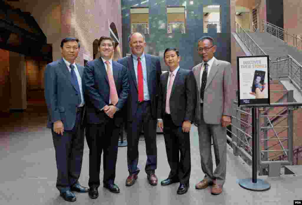 ហាប់ ទូច (ខាងឆ្វេង​ដំបូង​គេ) អគ្គនាយក​នៃ​អគ្គនាយកដ្ឋាន​បច្ចេកទេស​វប្បធម៌ លោក Gregory Naranjo អ្នកភរិក្ស​សារៈមន្ទីរ លោក Mike Abramowitz អគ្គនាយក​នៃ​គណៈកម្មាធិការអំពី​សតិសម្ឃជញ្ញ​ដែល​អនុវត្ត​វិធានការ​ទប់ស្កាត់​របប​ប្រល័យ​ពូជសាសន៍​នៃ​សារៈមន្ទីរ the U.S. Holocaust Memorial Museum លោក ឆាយ វិសុទ្ធ ប្រធាន​ការិយាល័យ​សារមន្ទីរ​ឧក្រិដ្ឋកម្ម​ប្រល័យ​ពូជសាសន៍​ទួលស្លែង ចូល​រួម​ពិធី​លាង​សាយ​ភោជន៍​នៃ​ពិព័រណ៍​រូបភាព​សម័យ​ខ្មែរ​ក្រហម កាល​ពី​ថ្ងៃទី២៧ ខែឧសភា ឆ្នាំ​២០១៥។ (រូបថត៖ ឡេង ឡែន/VOA Khmer)