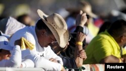 Warga Meksiko menghadiri acara misa yang dipimpin Paus Fransiskus di Ciudad Juarez, Rabu (17/2) malam. 
