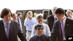 陈光诚在美国驻华大使骆家辉（右）的陪同下5月2日坐轮椅进入北京朝阳医院