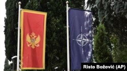 Zastave Crne Gore i NATO-a ispred zgrade Ministarstva odbrane Crne Gore u Podgorici (Foto: AP/Risto Božović) 