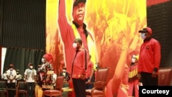 Arquivo: Ao centro, o Presidente angolano na celebração do 64º aniversário do MPLA, partido no poder, do qual ele é líder.