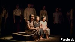 پشت صحنه فیلمبرداری مصاحبه بخش فارسی صدای آمریکا با نیما نیستانی و آرش جمشیدی، نامزد و برادر شادی جمشیدی، از جان باختگان پرواز پی اس ۷۵۲