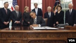 Presiden Barack Obama saat menandatangani perjanjian pengurangan senjata strategis dengan Rusia (START) di Gedung Putih, Rabu (2/2) didampingi para anggota Senat dan Menlu serta Menhan AS.