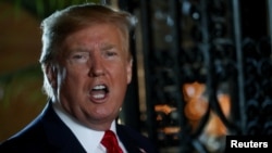 도널드 트럼프 미국 대통령이 지난 24일 휴양지 플로리다 마라라고 리조트에서 기자들의 질문에 답하고 있다. 