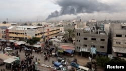 Asap mengepul setelah serangan Israel di Khan Younis di selatan Jalur Gaza, 10 Desember 2023. (Foto: REUTERS/Ibraheem Abu Mustafa)