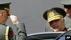 Turkey's newly appointed Chief of General Staff Necdet Ozel (R) leaves a meeting at Prime Minister Recep Tayyip Erdogan's office in Ankara, Turkey, August 4, 2011