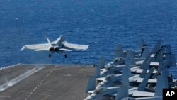 Sebuah pesawat F/A-18E Super Hornet tampak tinggal landas dari kapal induk AS USS Abraham Lincoln di yang berada di Timur Tengah (foto: dok).