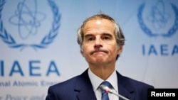 رافائل گروسی، مدیرکل آژانس بین‌المللی انرژی اتمی، در یک کنفرانس مطبوعاتی در روز آغاز نشست سه ماهه شورای حکام آژانس بین‌المللی انرژی اتمی در وین، اتریش - ۱۴ اسفند ۱۴۰۲