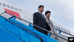 中国国家主席习近平与夫人抵达海牙