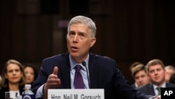 បេក្ខជន​ចៅក្រម​ជ្រើសតាំងលោក Neil Gorsuch ថ្លែង​នៅ​ក្នុង​សេតវិមាន​កាល​ពី​ថ្ងៃទិ​២១ មីនា ២០១៧ នៅ​រដ្ឋធានី​វ៉ាស៊ីនតោន​។