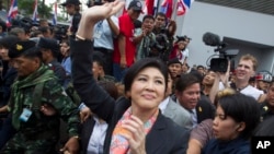 Ousted Thai Prime Minister Yingluck Shinawatra waves to her supporters in Bangkok, Thailand, May 7, 2014.
