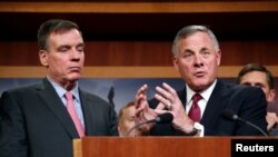 参议院情报委员会主席、共和党人布尔和委员会副主席、民主党人沃纳向媒体介绍委员会的发现和建议。（2018年5月17日）