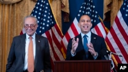 Udhëheqësi i shumicës në Senat Chuck Schumer dhe drejtuesi i pakicës demokrate në Dhomën e Përfaqësuesve, Hakeem Jeffries duke folur në Kapitol, në Uashington. 23 korrik, 2024.