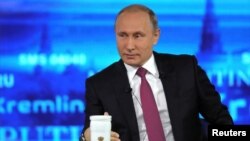 Presiden Rusia Vladimir Putin dalam acara interaktif yang ditayangkan secara nasional melalui televisi di Moskow, Rusia, Kamis, 15 Juni 2017. (Sputnik/Mikhail Klimentyev/Kremlin via REUTERS). 