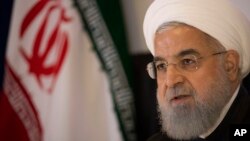 Presiden Hassan Rouhani mengatakan Iran akan melawan sanksi-sanksi AS dan terus menjual minyak.
