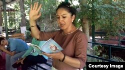 O'zbekiston va Tojikiston yosh ijodkorlari yig'ilgan davrada samarqandlik Marhabo Shodmonova she'r o'qimoqda.