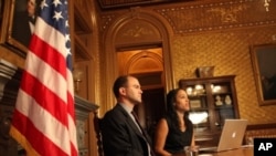 白宫副国家安全顾问罗兹(左)