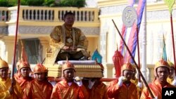 រូបឯកសារ៖ អ្នកយាមព្រះរាជវាំងនាំគ្នា​សែង​លោក សាយ ឈុំ សមាជិក​ព្រឹទ្ធសភាព ដើម្បីចូលរួម​ក្នុង​ព្រះរាជពិធីច្រត់ព្រះនង្គ័លនៅរាជ​ធានី​ភ្នំពេញ កាលពី​ថ្ងៃសៅរ៍ ទី២១ ខែ​ឧសភា ឆ្នាំ២០១១។ (រូបថត៖ AP/ហេង ស៊ីនិត)