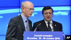 European Commission President Jose Manuel Barroso (R)and European Council President Herman Van Rompuy arrive for a media briefing after an EU summit in Brussels, 29 Oct 2010