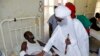 Sarkin Kano Muhammad Sanusi na biyu, ya ziyarci wadanda harin bom din ranar juma'a, ya rutsa dasu, a asibitin Murtala Muhammad, a Kano, 30 ga Nuwamba 2014.