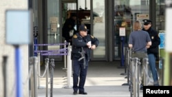 កងកម្លាំង​សន្តិសុខ​របស់​សហរដ្ឋ​អាមេរិក​ឈរ​យាម​នៅ​ខាង​ក្រៅ​ទីស្នាក់ការ​កណ្តាល​របស់​អង្គការ​សហប្រជាជាតិ​នៅ​អឺរ៉ុប​ក្នុង​ក្រុង​ហ្សឺណែវ ប្រទេស​ស្វ៊ីស កាលពី​ថ្ងៃទី១០ ខែធ្នូ ឆ្នាំ២០១៥។