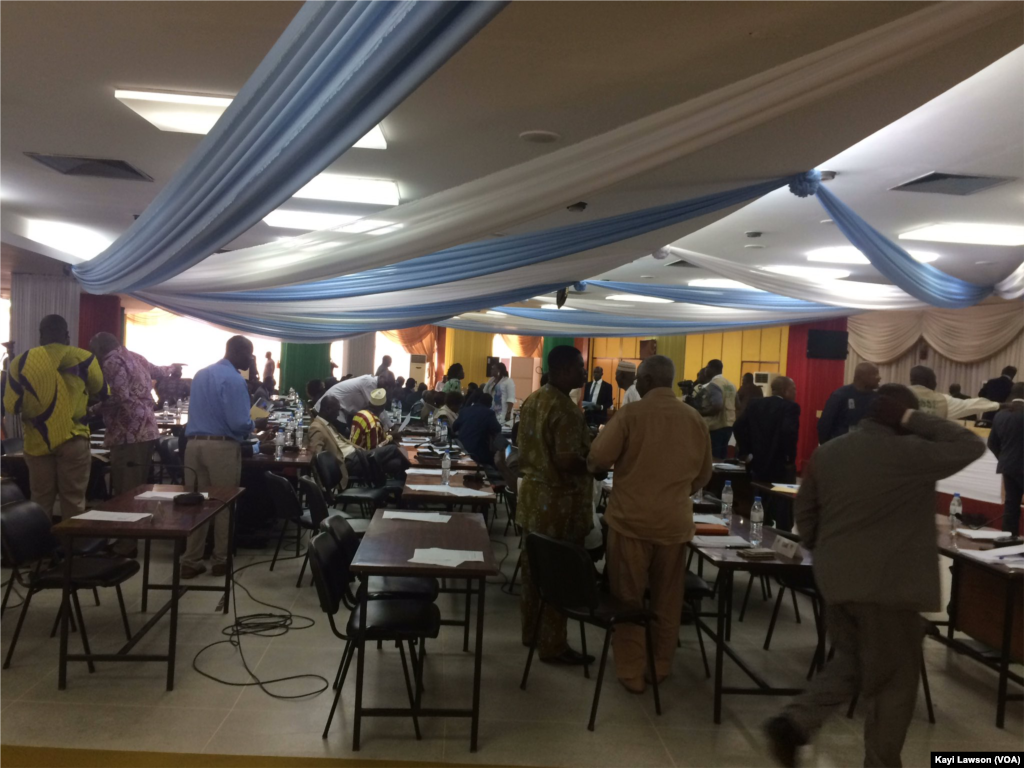 Suspension de séance au Parlement à Lomé, Togo, le 12 septembre 2017. (VOA/Kayi Lawson)