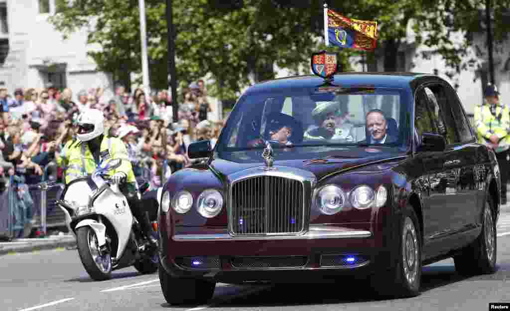 Ratu Elizabeth meninggalkan Westminster Abbey setelah menghadiri misa perayaan 60 tahun bertahta di London (4/6).