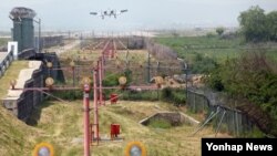 지난 5월 살아있는 탄저균이 잘못 배달된 경기도 평택 주한미군 오산 공군기지 상공에서 '탱크 킬러'로 유명한 지상 공격기 A-10기가 착륙을 준비하고 있다. 