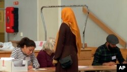 Glasanje na biračkom mestu u Stokholmu, Švedska, 9. septembra 2018.