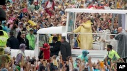 Sáu triệu người đã chờ đợi đoàn xe của Đức Giáo Hoàng đi qua khu vực gần công viên Rizal, ngày 18/1/2015.