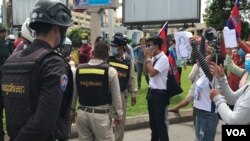 រូបឯកសារ៖ ក្រុម​អ្នកតវ៉ា​ទាមទាររក​យុត្តិធម៌​ឲ្យ​មេដឹកនាំ​សហជីព​លោក រ៉ុង ឈុន​ ត្រូវបាន​រារាំង​ដោយ​កងកម្លាំង​សន្តិសុខ​ចម្រុះ​ មិន​ឲ្យ​ដើរហែរក្បួន​ចេញ​ពី​តំបន់​ពហុ​កីឡាដ្ឋាន​ជាតិ​អូឡាំពិក ក្នុង​ទីក្រុង​ភ្នំពេញ​ នៅ​ថ្ងៃទី​៥​ ខែសីហា​ ឆ្នាំ​២០២០។ (ហ៊ុល រស្មី/វីអូអេ)