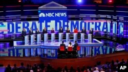 រូបឯកសារ៖ ការ​ជជែកដេញដោលតស៊ូមតិរវាងសមាជិកគណបក្សប្រជាធិបតេយ្យ ដែល​ត្រូវបានធ្វើឡើងនៅមជ្ឈមណ្ឌល Adrienne Arsht Center កាល​ពីថ្ងៃពុធ ទី២៦ ខែសីហា ឆ្នាំ២០១៩ នៅក្រុង Miami រដ្ឋ Florida។ 