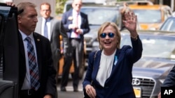 美国民主党总统候选人希拉里·克林顿从纽约的一座公寓楼里走出来（2016年9月11日）