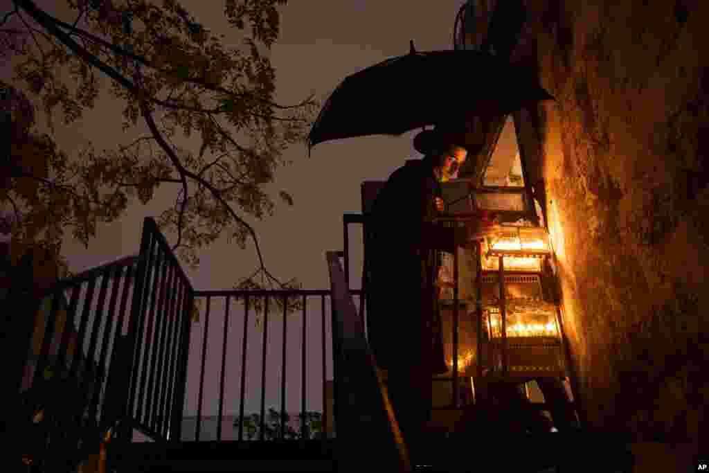 이스라엘 텔아비브의 초정통 유대교도가 하누카를 맞아 촛불을 켜고 있다. 하누카는 17일부터 24일까지 성전 봉헌절로 지켜지는 유대인 명절이다. 