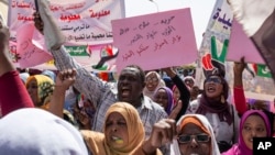 Demonstran Sudan membawa spanduk yang berbunyi: kemerdekaan, keadilan, perdamaian dan revolusi adalah pilihan rakyat dalam aksi protes di Khartoum. 