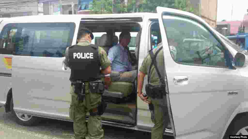 ក្រុម​កង​អន្តរាគមន៍​ពិសេស​របស់​អគ្គស្នងការ​ដ្ឋាន​នគរបាល​ជាតិ​ ប៉ុនប៉ង​ចូល​ឆែក​ឆេរ​ទីស្នាក់​កណ្តាល់​គណបក្ស​សង្គ្រោះ​ជាតិ​​ ស្ថិត​ក្នុង​សង្កាត់​ចាក់​អង្រែលើ​ ខ័ណ្ឌ​មានជ័យ​ កាលពី​ថ្ងៃ​ ២៦​ ខែឧសភា​ ឆ្នាំ​២០១៦ នៅ​ថ្ងៃទី​ ២៦​ ខែ​ ឧសភា​ ឆ្នាំ​ ​២០១៦ រាជធានី​ភ្នំពេញ​ តែ​ដកថយ​មក​វិញ។ (រូបថត​ផ្តល់​ដោយ​អង្គការ​សិទ្ធិមនុស្ស​លីកាដូ)