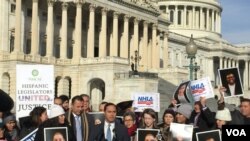 លោក Joaquin Castro អ្នក​តំណាង​រដ្ឋ​តិចសាស​ថ្លែង​នៅ​ក្នុង​ហ្វូង​សកម្មជន DREAMer ជាច្រើន​នាក់​នៅ​ Capitol Hill កាលពី​ថ្ងៃសុក្រ​ទី​១៩ មករា ២០១៨។