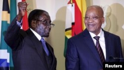 Le président du Zimbabwe Robert Mugabe et le président sud-africain Jacob Zuma à Pretoria, le 8 avril 2015.