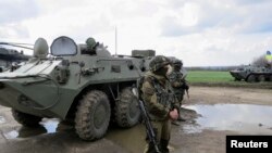 Ukraina zobitlari bronetransportyorda Uzum shahri yonida turibdi, 15-aprel, 2014-yil