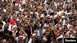 Des manifestants chantent des slogans lors de la célébration ireecha, le festival oromo en Ethiopie, le 1er octobre 2017.