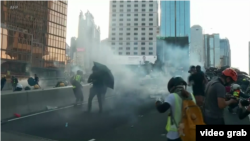 香港示威者在金钟夏悫道与警方爆发冲突，警方施放催泪弹等武力驱赶堵路示威者（视频截图）
