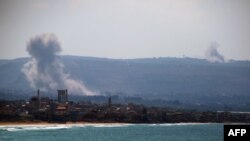 Asap mengepul setelah serangan Israel di wilayah el-Hosh dekat kota pelabuhan Tyre di Lebanon selatan, 24 September 2024. (HASSAN FNEICH / AFP)